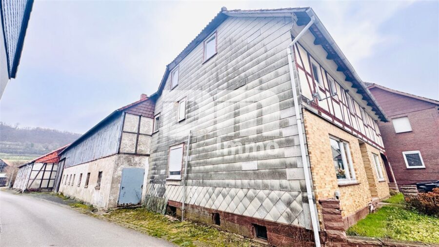 Wohn / Gewerbe Ensemble mit Wohnhaus, Stallgebäude, großer Scheune sowie Nebengebäude - Seitenansicht Wohnhaus / Stallgebäude / Scheune